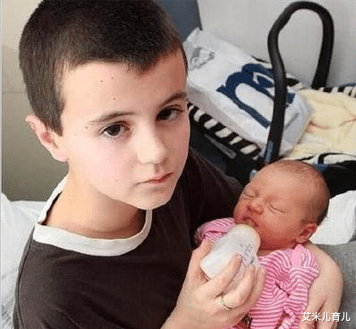|英国13岁男孩“喜当爹”，13年后现状让人惋惜：父母的三观是根源