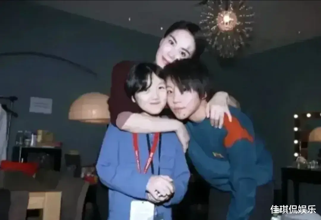 亮剑|王菲女儿窦靖童走上叛逆期,机场亮相为让网友大吃一惊,疯狂!