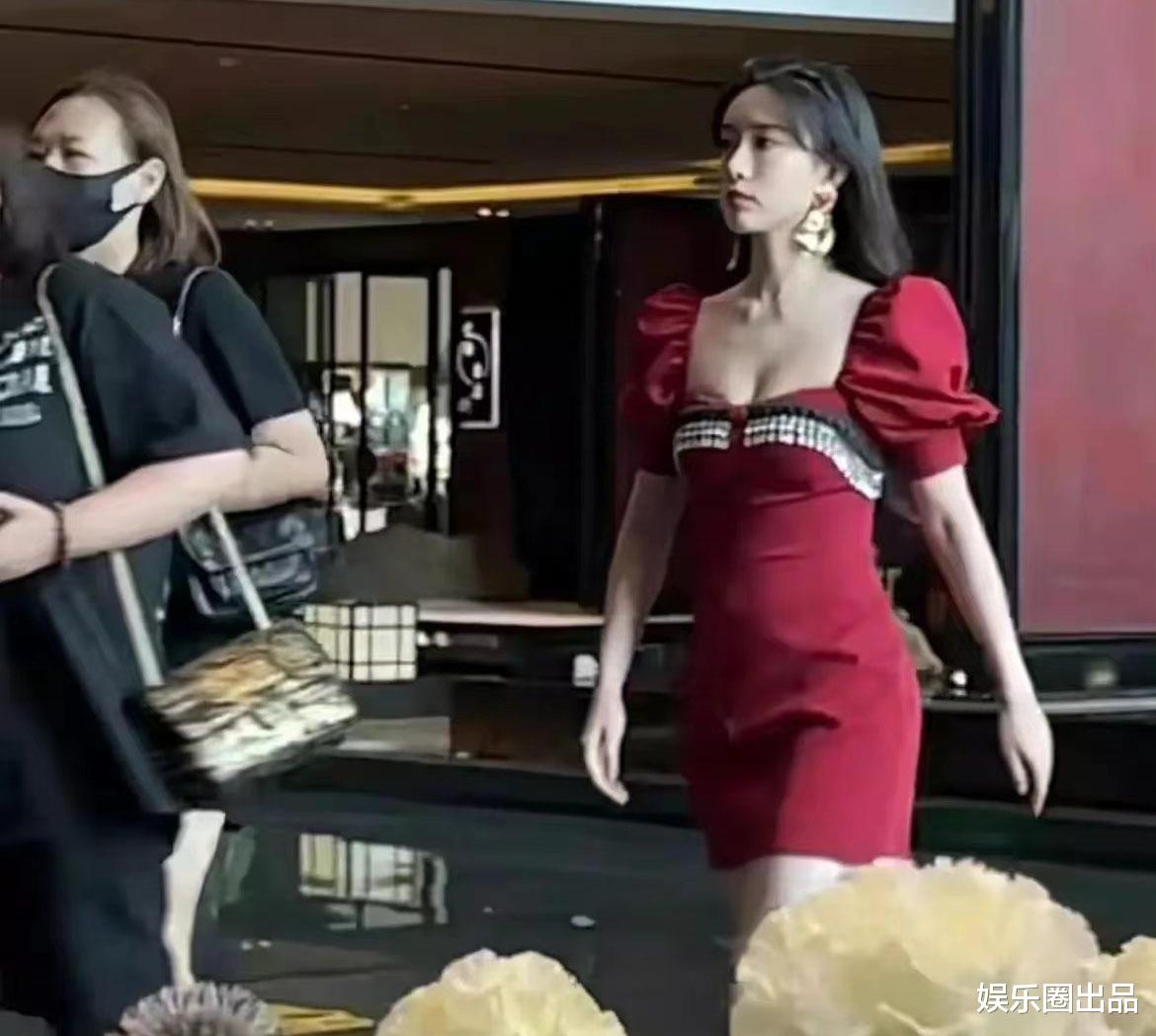 御姐|孟子义的气质真好，穿低领长裙亮相被抓拍，路人视角下依然迷人