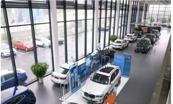 江苏,南京。一女子因被店员忽悠,一气之下开着新买的车连撞车店内7辆新车
