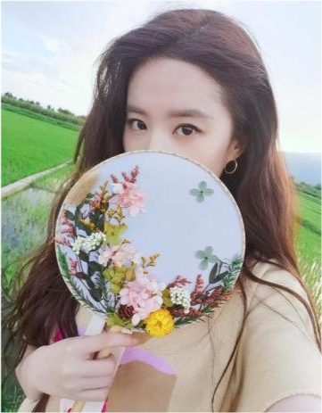 刘亦菲爆火后变高冷！为高奢拍大片装酷霸气十足，穿小香风变真名媛