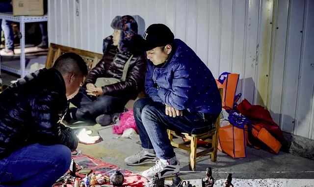 北京“鬼市”:五更出摊天亮消失,看货不问价,照货不照人