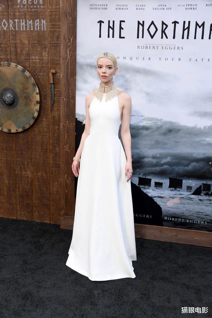 |?54岁妮可基德曼不显老，一身黄裙亮相北欧人首映，与安雅同框合照