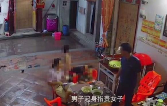 夫妻吵架后,丈夫把热水壶砸向母子四人,现场一片惨叫