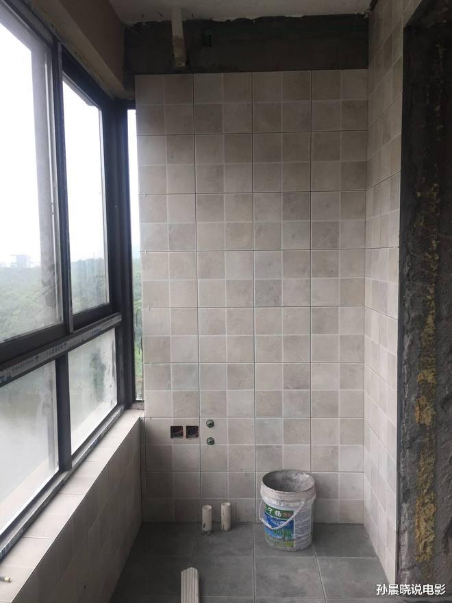 楼上的邻居把阳台改成厕所,我就笑笑不说话,1个月后哭着拆掉了