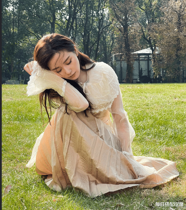 刘诗诗|有一种“贵气”叫刘诗诗,穿淡金色纱裙气质优雅,真是又美又迷人