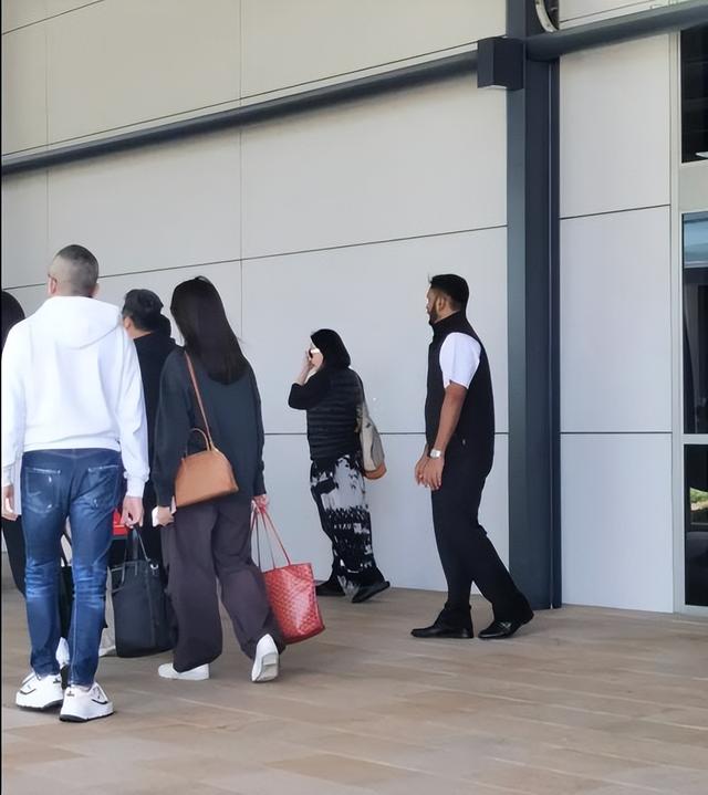 小S|徐熙娣小S国外旅行被偶遇,和大S具俊晔不同行,许亚钧全程戴墨镜