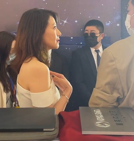 高圆圆|42岁高圆圆在中山参加活动,皮肤光滑气质出众:“小时候的女神”