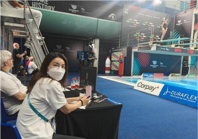 郭晶晶亮相赛场太惊喜！POLO衫＋西服裤嫩得像21岁，颜值飙升有女明星范