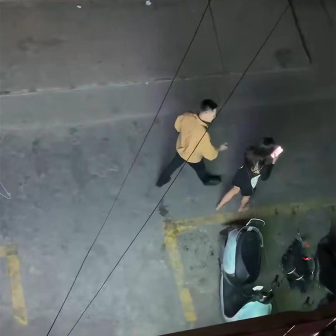半夜还和异性玩?福建一男子和女友吵架后,在楼下劝说她快回家