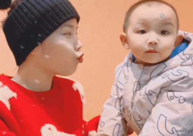 妮基·希尔顿|田静晒奇奇悦悦唱歌视频,称孩子五音不全,网友评论这点没随许敏