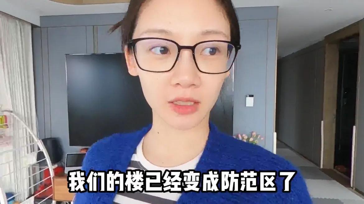 街拍|苗苗晒一家三口幸福日常，陪女儿玩耍超欢乐，挺孕肚小跑身轻如燕