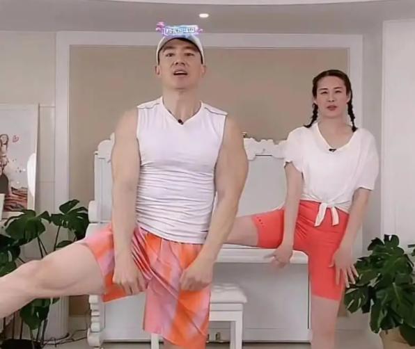 女孩 又一位“刘畊宏女孩”受伤，住院抢救，专家：女孩不能随便跳