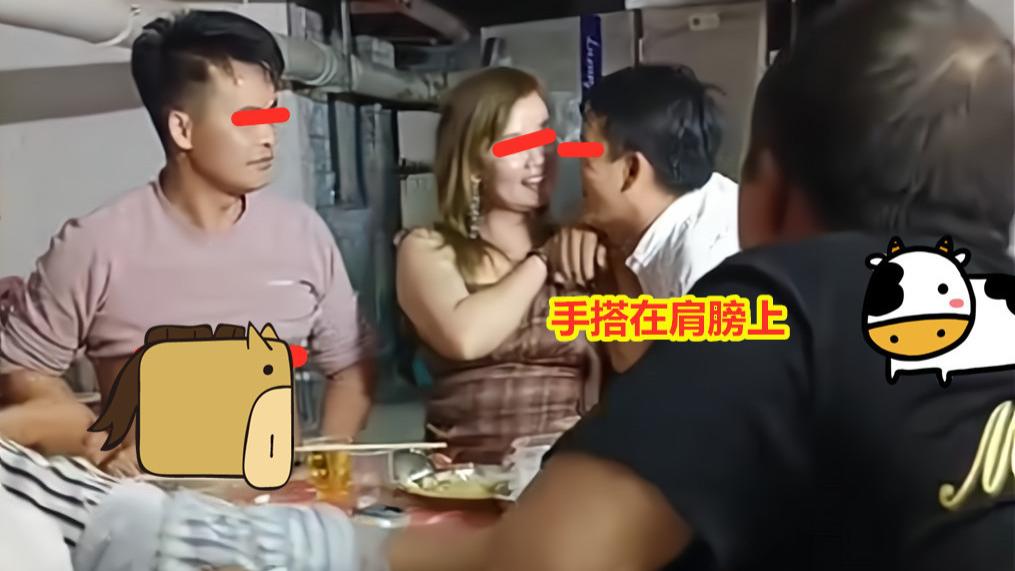 女子回到农村吃席左右逢源，两名男子一左一右，坐她身边大献殷勤