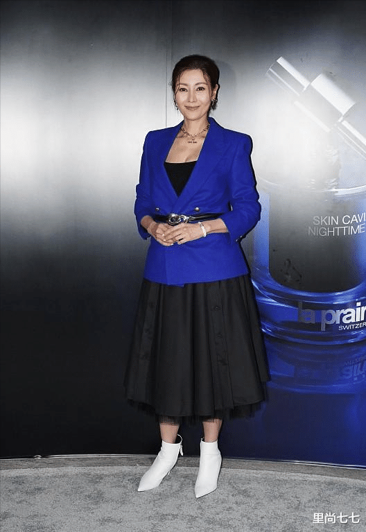 李嘉欣|李嘉欣病愈后首次露面,身材消瘦大变样,染红头发却暴露蜡黄脸色