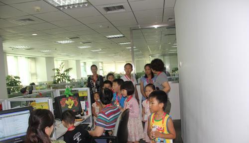 职场故事|女同事带孩子到公司玩,结果次月收到辞退通知,知道原因后很后悔