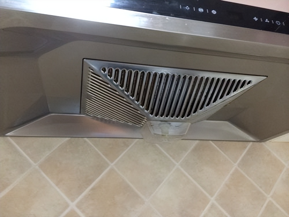 油烟机如何快速清洗?保洁阿姨教你一招,油烟机跟新买的一样!