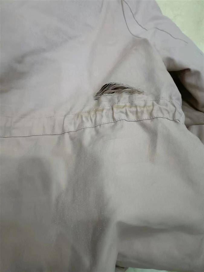 楼长小区里抡椅子殴打女业主,警方:正在调查