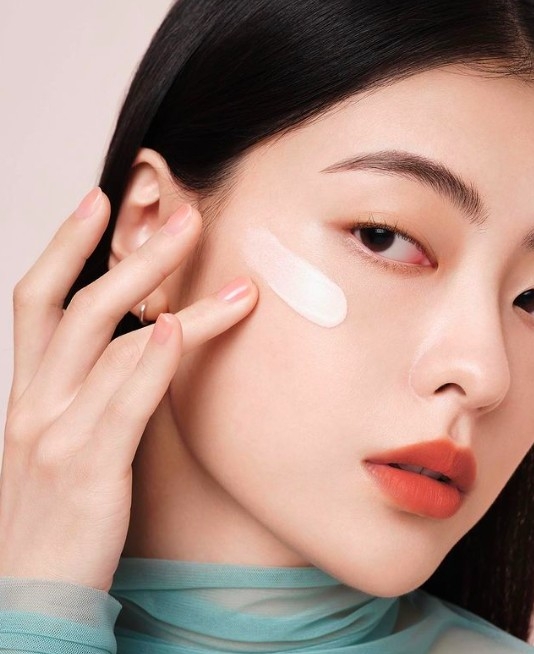 化妆师 化妆师上「高级淡妆」的常用技巧，五星定妆法不怕卡粉、脱妆