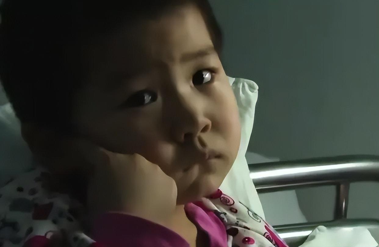 5岁女孩病重,其父却狠心无情抛弃离去。最后孤独离开世间