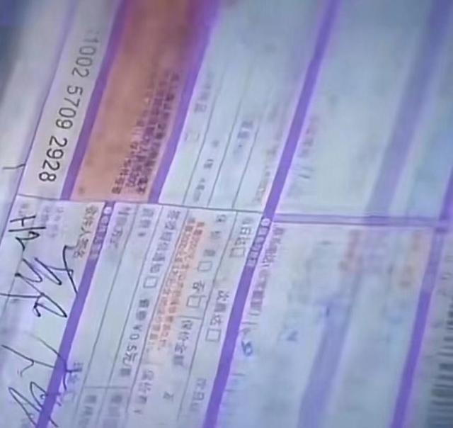 2021年,北京女孩帮同事取快递,被十多个便衣围捕,为何?