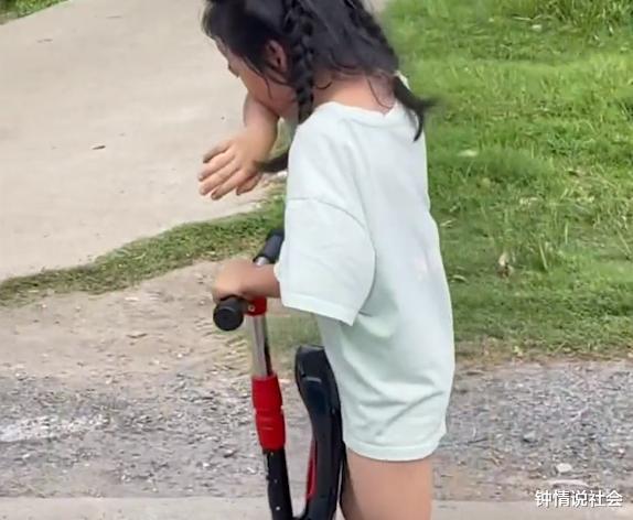 恩施大峡谷|江苏5岁女孩骑滑板车找奶奶,看父追来反应亮了,说走就走的旅行