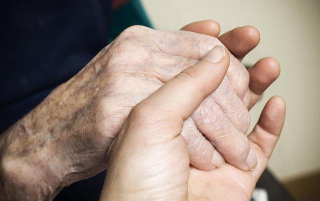 肝脏|肝脏不好，手上会发出3个信号，若没有，你的肝脏还算健康！