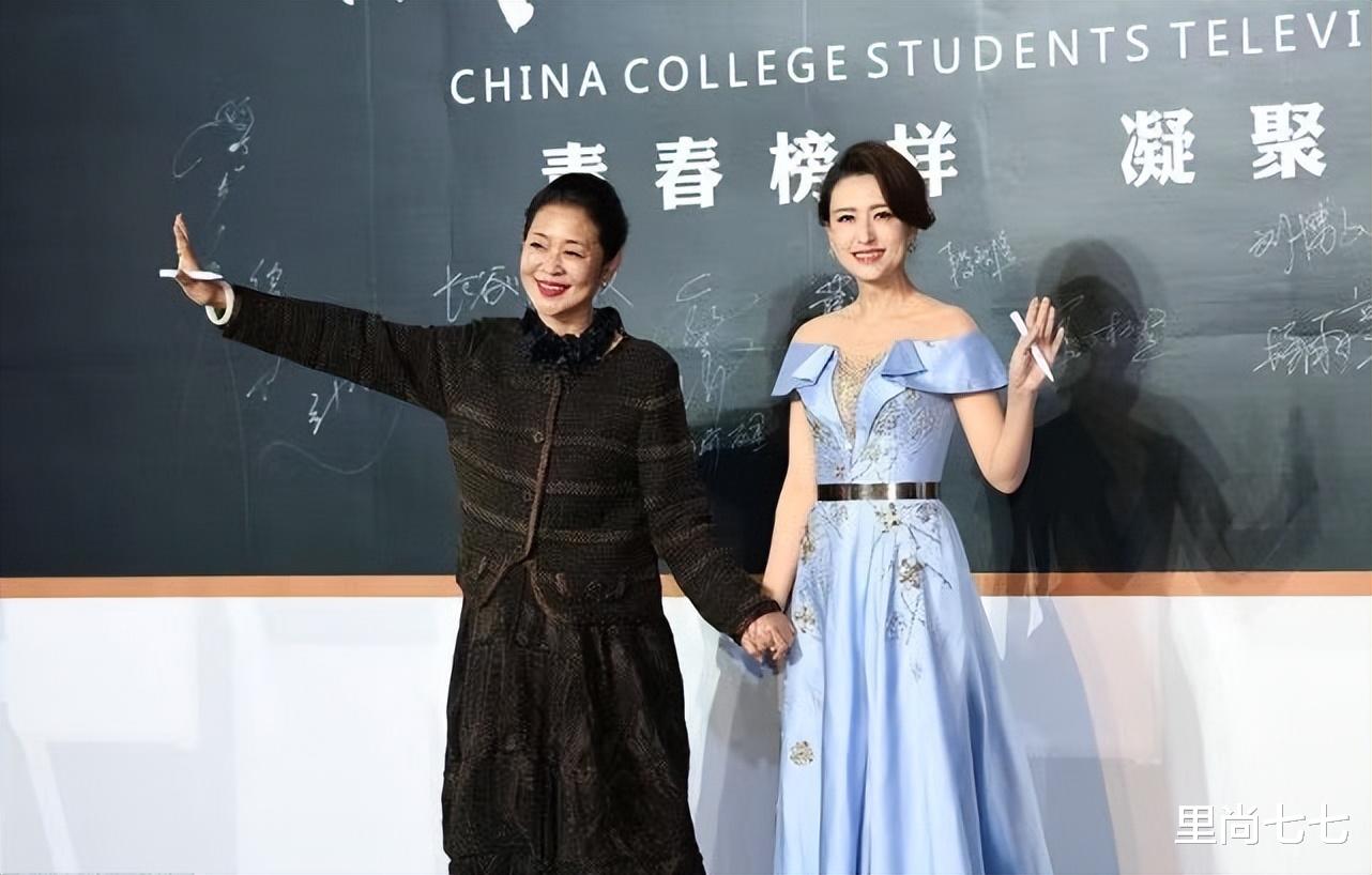 倪萍|倪萍张蕾同框，前辈倪萍着装优雅不落俗套，后辈张蕾瞬间显暗淡