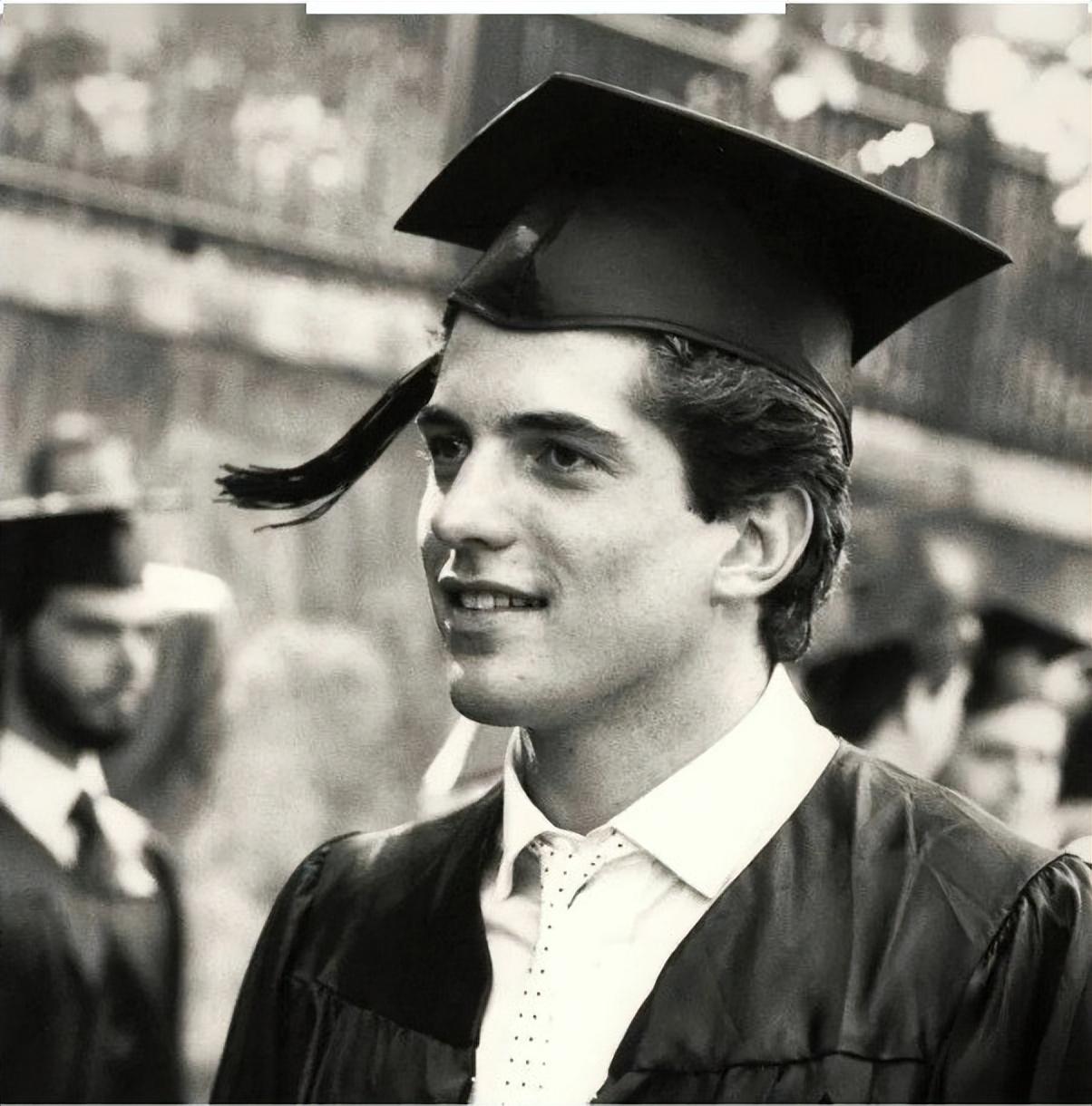 "美国之子"小肯尼迪:杰奎琳用一辈子保护的儿子,39岁葬身大海 - 历史