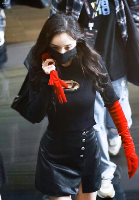 杨幂|杨幂私服绝了！胸前镂空展现性感，红手套简直是画龙点睛