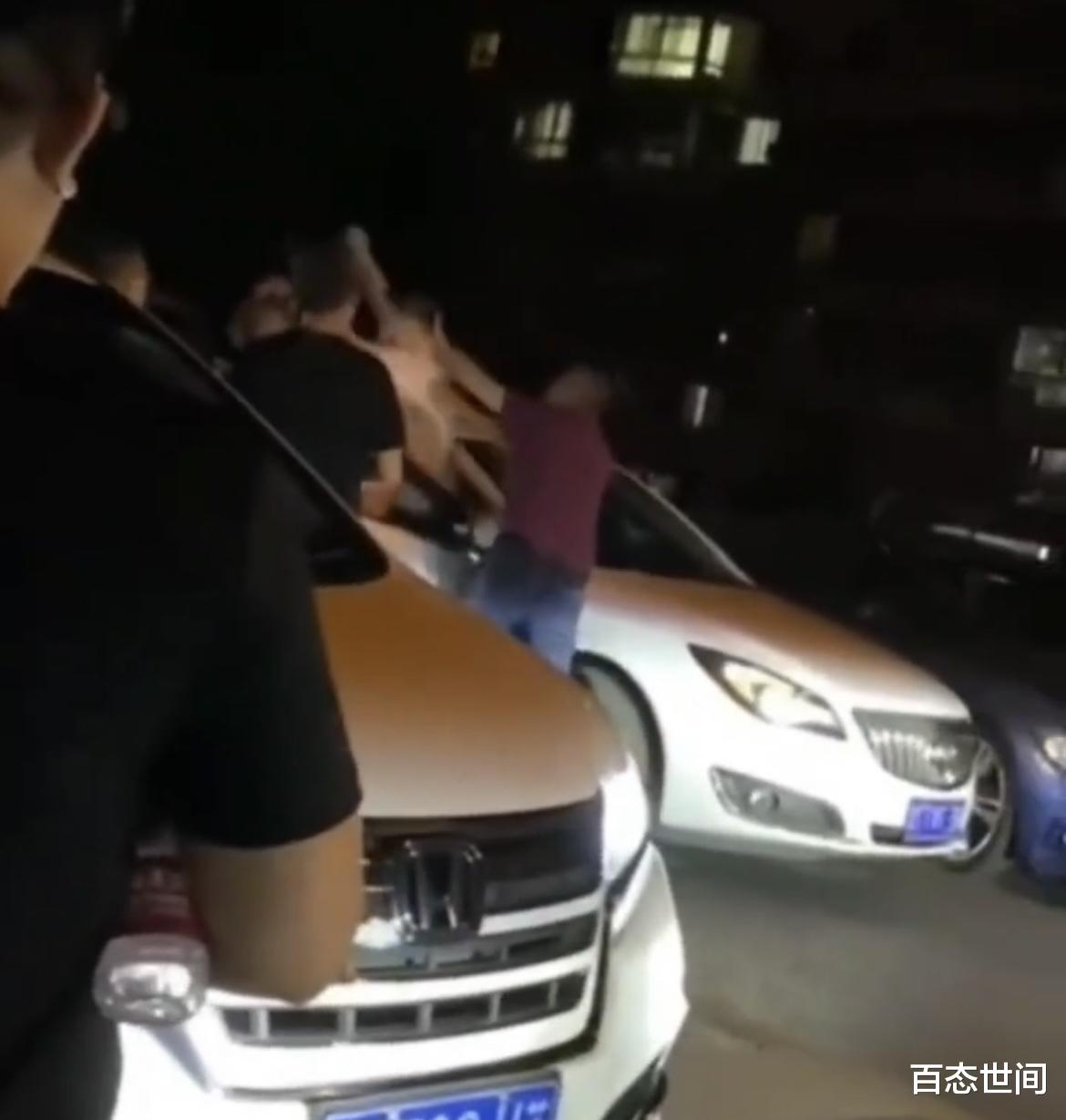 江苏女司机不满被敲车门质疑乱停车,拽着男司机约架:叫你全家来