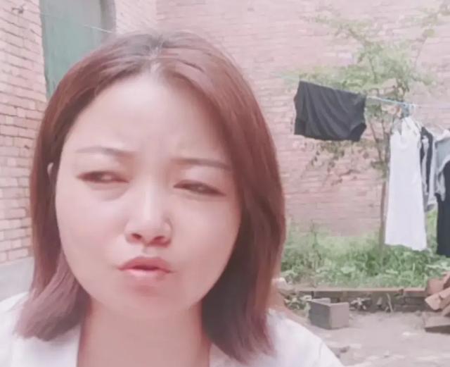 许敏涉嫌假冒军人招摇撞骗?有人喊话许妈:投案自首,唯一出路!
