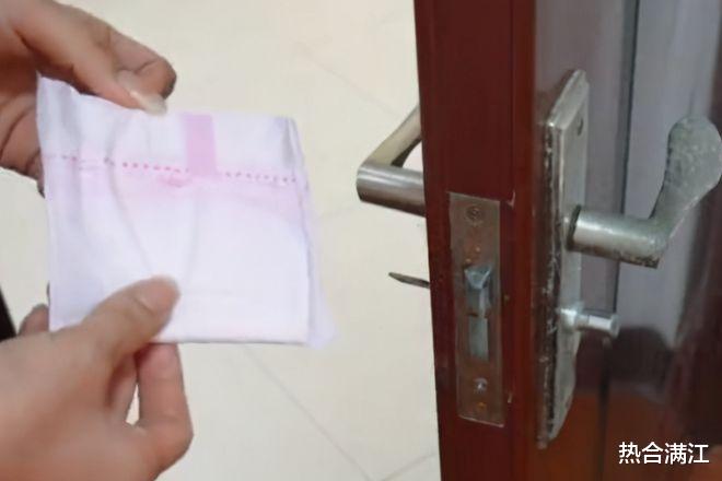 在门上贴一个卫生巾,解决了大家都困扰的一个难题,学会受用一生