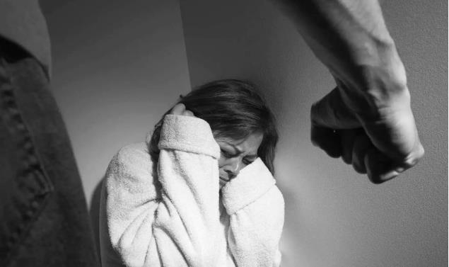 2018年,一女毒枭被捕后,讲述少女时的自己如何被操控精神和肉体