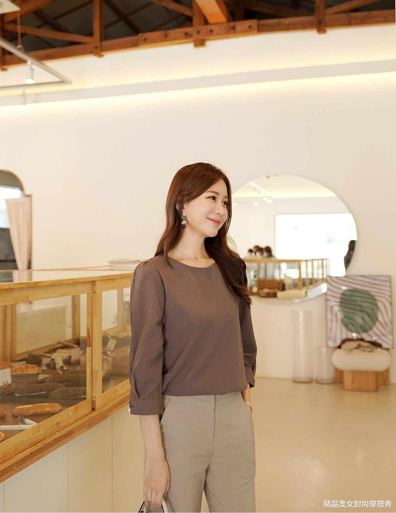 衬衫|棕色的衬衫下搭浅棕色的阔腿裤,上深下浅的色彩韩范感十足