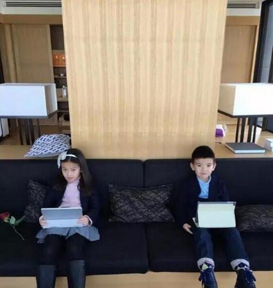 参观刘涛一家住的豪宅,卧室墙面几乎做满衣柜,衣服实在太多了