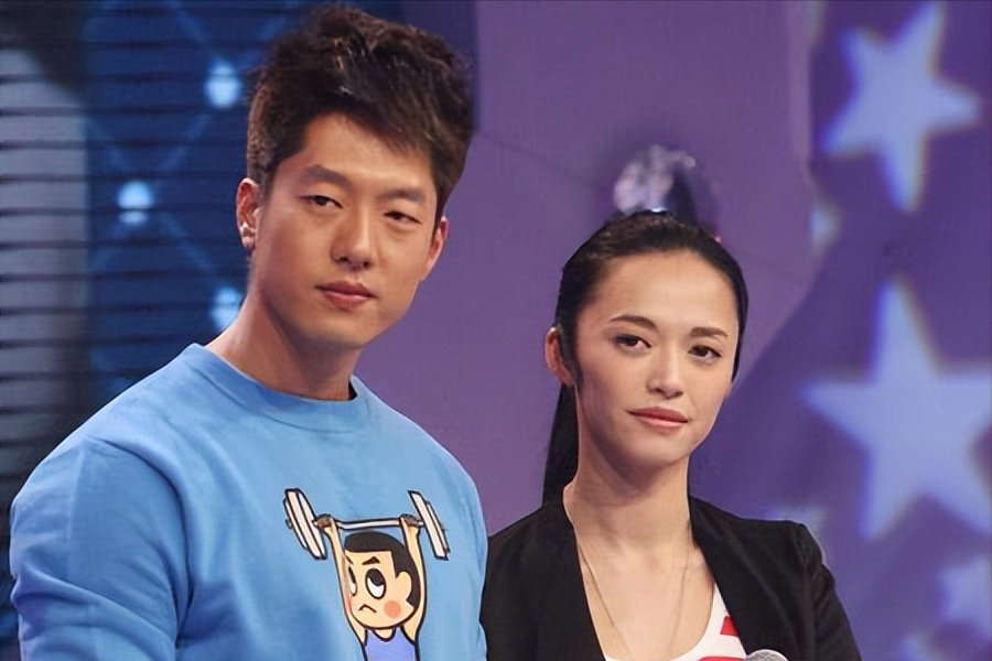 姚晨|姚晨穿深V西装疑似真空，性感身材惹人羡慕，这状态不像是42岁