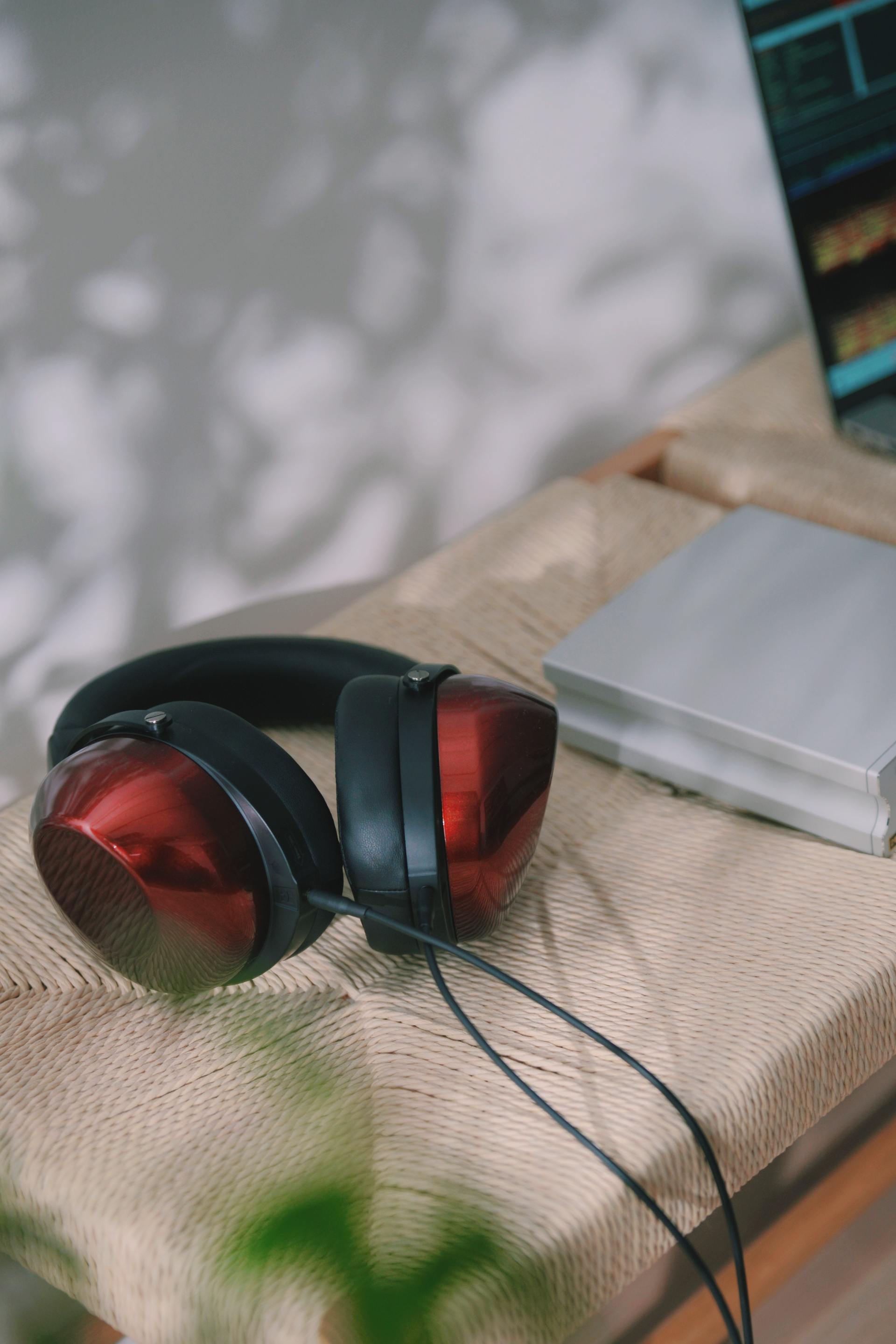 耳机|耳畔一抹爵士红,拓扑振膜再造经典,HE-R9封闭动圈大耳体验