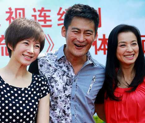 景岗山|55岁知名男星街边喝酒！平价啤酒摆满桌，与年轻女粉丝贴身合影