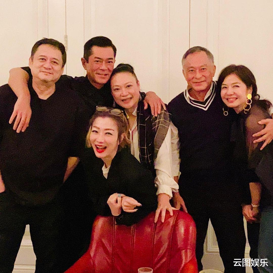 钟楚红|钟楚红62岁生日,收一桌子鲜花心情好,身家上亿丧夫后单身15年