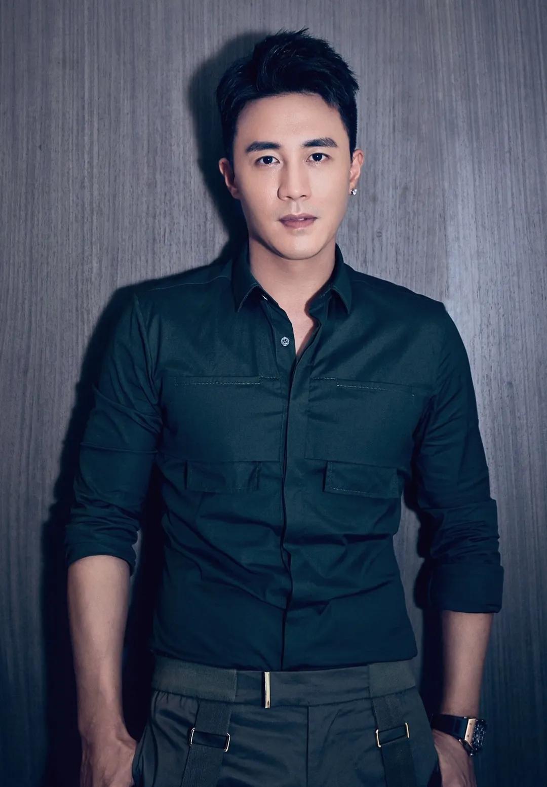 杜淳|41岁杜淳晒全家福!甜蜜偷亲小11岁二婚老婆,女方一脸娇羞好恩爱