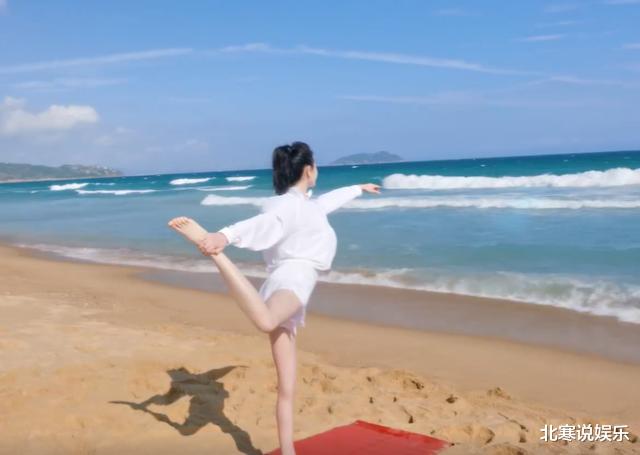 迪丽热巴|女明星热巴光脚做瑜伽！穿短裤炫出一双细白腿，瘦到肩膀凸出两块