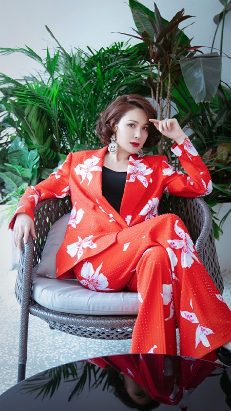 程莉莎：被丈夫要求穿裙不能短过膝，但打扮仍满满的女人味