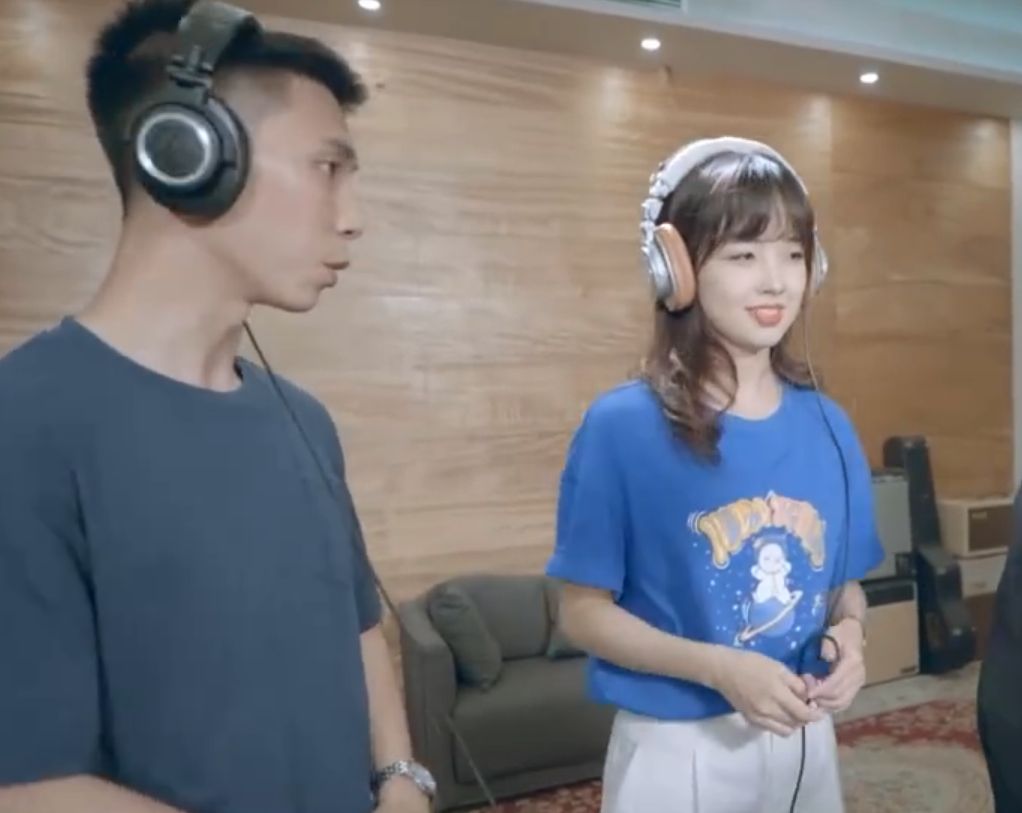 王冰冰|三里屯偶遇王冰冰录节目,个子小巧笑容甜美,穿千元棉服接地气