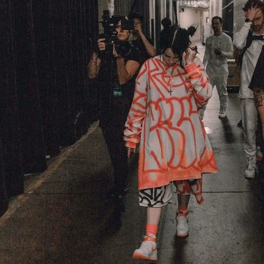 比莉·艾利什|21岁天才唱作少女被曝光恋情！男友大十岁，粉丝：妹妹你图啥…