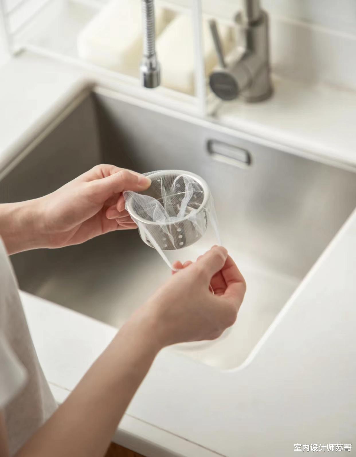 建议女人：灶台别摆瓶瓶罐罐，学会这么做，干净又美观