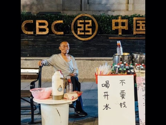 维多利亚·贝克汉姆|黄晓明辟谣有私生子,主持人余声老公被抓,竟还想拿钱摆平?