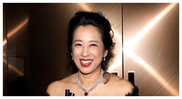 朱玲玲|她比朱玲玲更豪横！出身豪门，一婚嫁豪门，二婚再嫁豪门生下两子