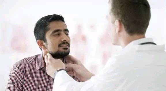 被鱼刺卡喉，吃馒头或者喝醋管用吗？别再犯错了，教你正确的做法