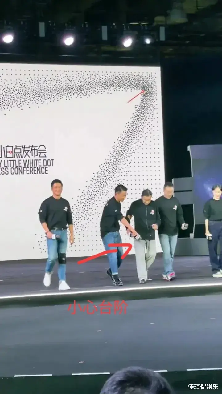 刘德华|吴京、李雪健、刘德华携《流浪地球2》亮相。刘德华谦和，吴京尊老